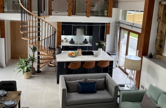 Stylish Barn Conversion with firepit & TV room