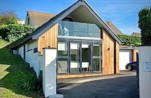 Stylish Beach Cottage Sleeps 4, just 85 mtrs from sandy 'Blue Flag' beach.