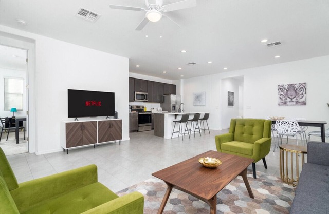 *Stylish & Bright* King Queen Beds*Backyard*Garage