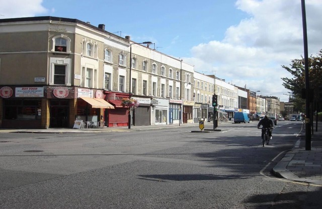 Stylish Central London Flat with Pool Table, Office Space & Prime Location