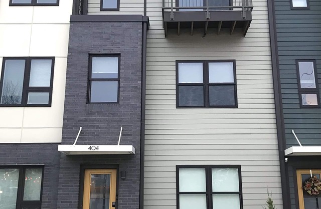 Stylish & Central Townhome-Perfect for Groups!