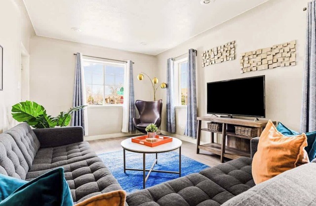 Stylish City Retreat | King Beds | Sloans Lake 30+