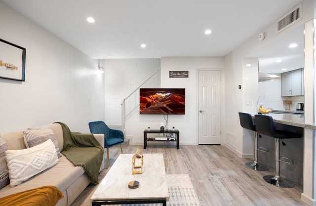 Stylish Condo w/Pool + Kitchen - Mesa Retreat