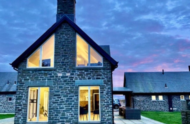 Stylish contemporary lodge on working deer farm, sleeps 12-14, plus 2 infants.
