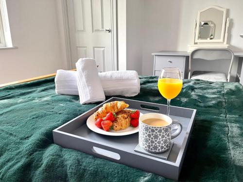 Stylish Cosy and Bright Apartment - Fantastic Location - Perfect for Business or solo travellers