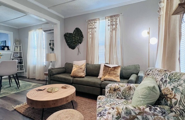 Stylish Cottage-4 min drive to the beach w/free coffee