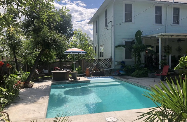 STYLISH COZY URBAN OASIS IN DOWNTOWN TAYLOR WITH POOL