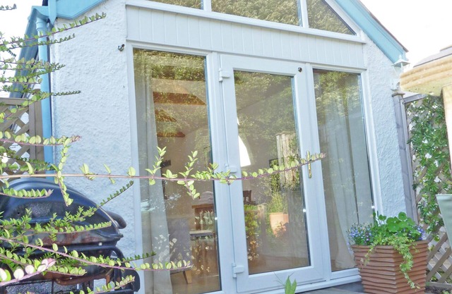 Stylish detached annexe in Kingsbridge, estuary walk to great pub/town & parking