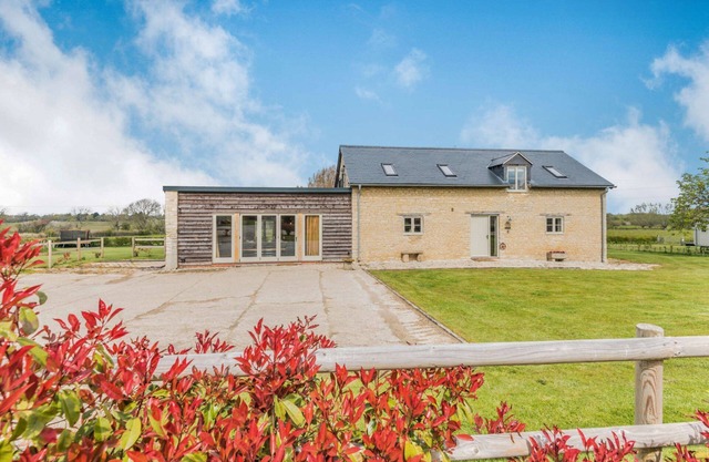 Stylish, dog friendly holiday home with a hot tub in the heart of the Cotswolds - The Stables