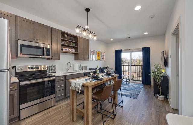 Stylish East Nashville king bed condo - near Opry, Broadway, Downtown & Airport