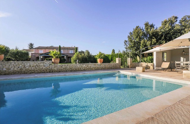 Stylish family house with pool at the foot of the village of Ménerbes