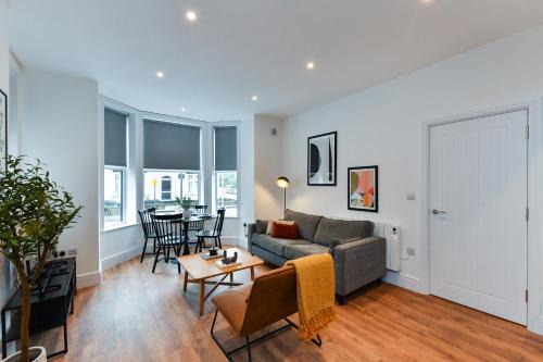 Stylish Flat with En-Suites Near Nature & Amenities