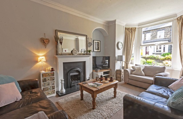 Stylish 4 bedroomed cottage with games room, 2 minute walk to Bowness high st