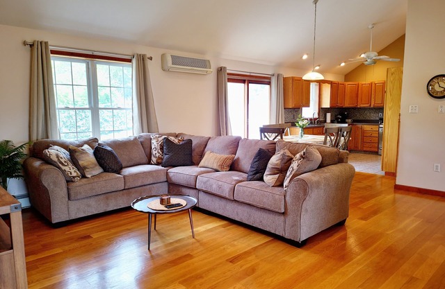 Stylish Getaway: Owners Suite, Game Room, Mountain Views, Close to Attractions