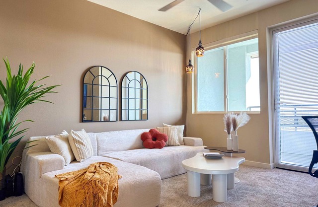 Stylish Getaway W/Pool&GYM+Parking 10min to Cedars