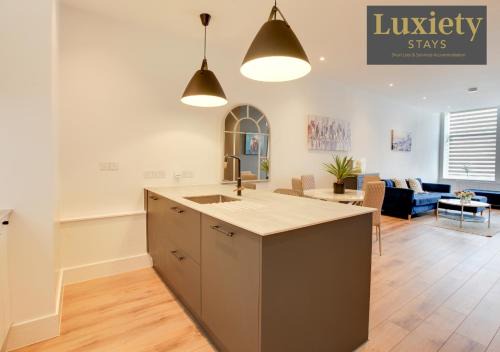 Stylish & Gorgeous 1BR Excellent Location Nr Cliffs Pavillion by Luxiety Stays Serviced Accommodation