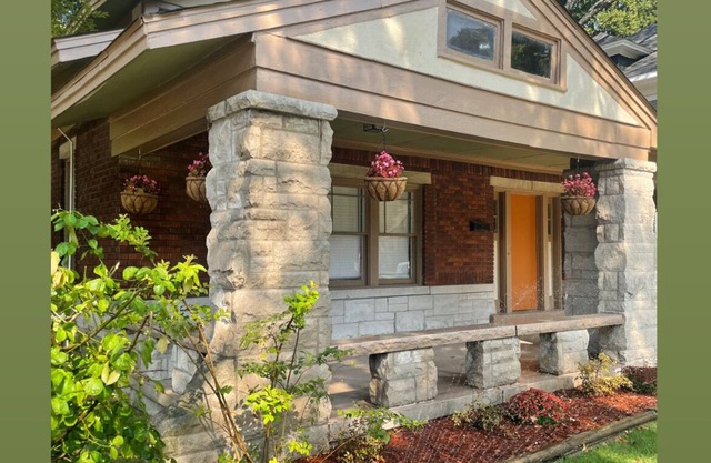 Stylish Historical Centrally located w/Perks