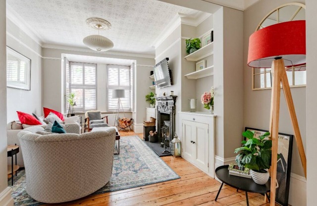 Stylish home - Next to Preston Park - Free parking - Sleeps 1-7 - Pets welcome.