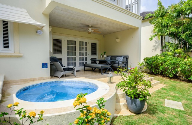 Stylish home, pool, garden, beach club included, short walk to Mullins Beach
