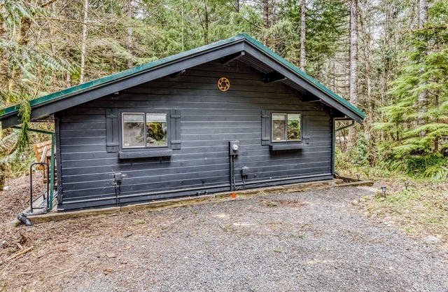 Stylish Home with Deck, Private Hot Tub, W/D, Firepit, Forest Views, Free WiFi