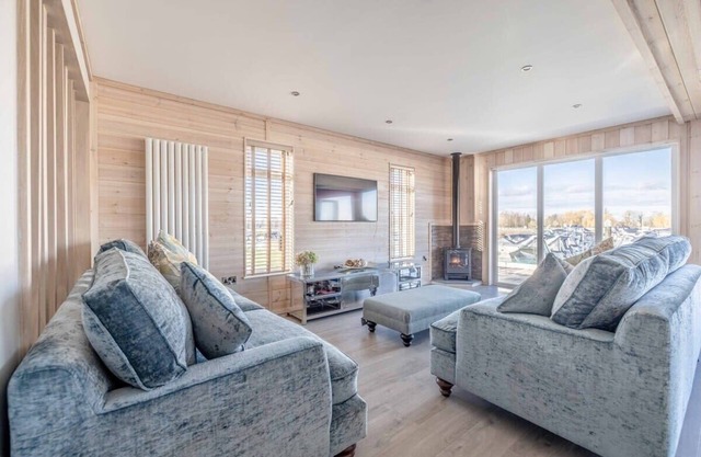Stylish Lodge At Windsor Racecourse Marina