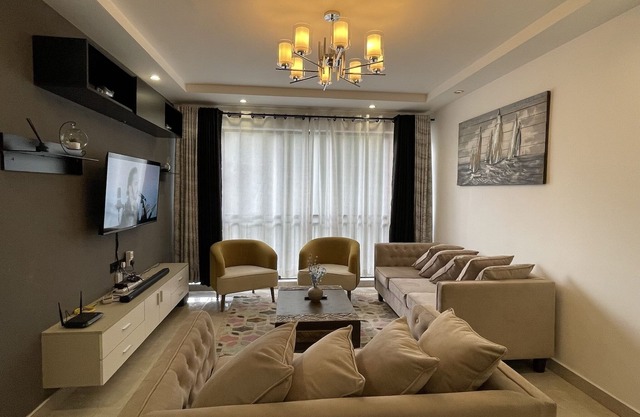 Stylish Luxe Apt Steps from Junction Mall