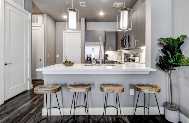Stylish Luxe Apt w/Amazing Pool | Walk 2 Riverwalk