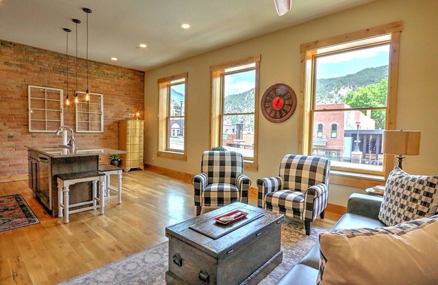 Stylish, modern downtown retreat, Unbeatable location w/historic downtown views
