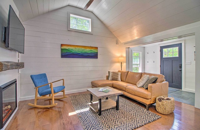 Stylish Mountain Home Near Ski, Golf + Manchester!