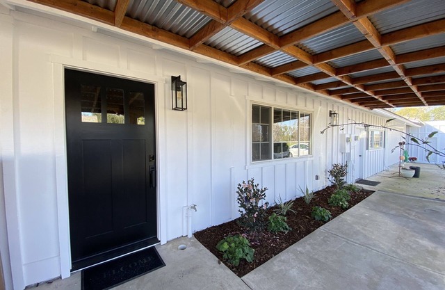 Stylish New Edison Carriage House