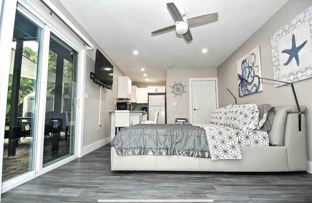Stylish/Open Studio w/Kitchen & Outdoor Space