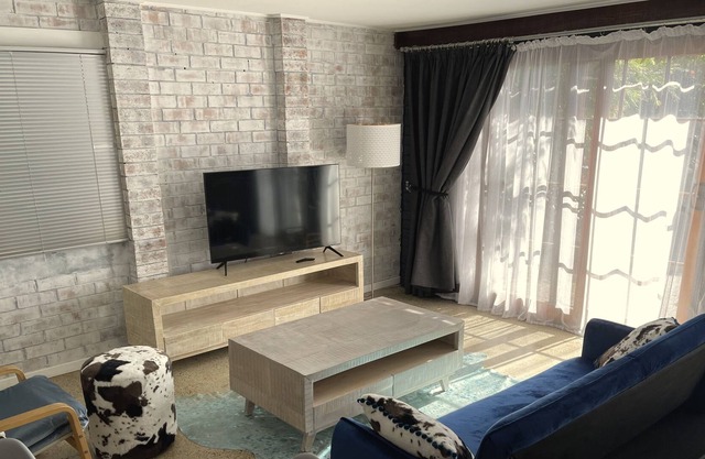 Stylish pet friendly studio minutes to lake and beach