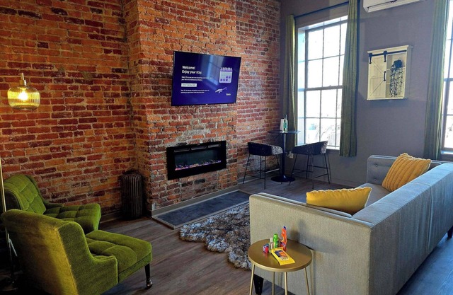 Stylish Pet-Friendly 1BR Studio with fenced in back yard, private parking, WIFI