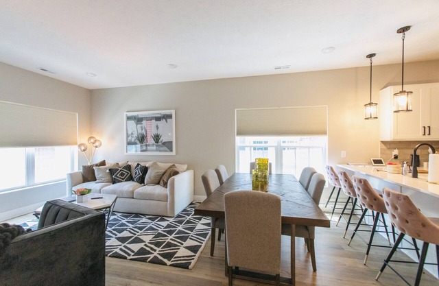 Stylish Pristine New Townhouse with porch and rooftop deck- 5 min from downtown!