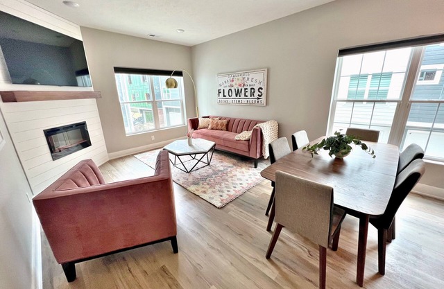 Stylish Pristine New Townhouse with porch and rooftop deck- 5 min from downtown!