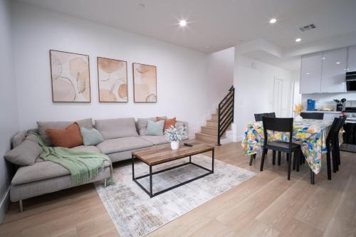 Stylish Private Room by Downtown LA with Private Parking