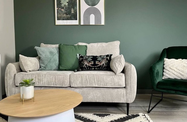 Stylish quiet Galashiels apartment:private parking