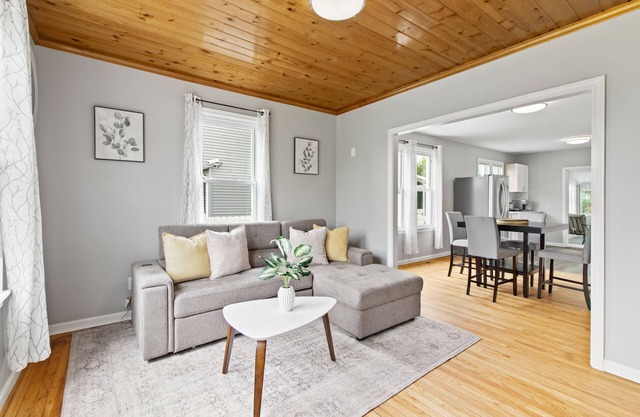 Stylish, Relaxing & Comfy 3 BDR Home. 2 minutes to Lake Compounce