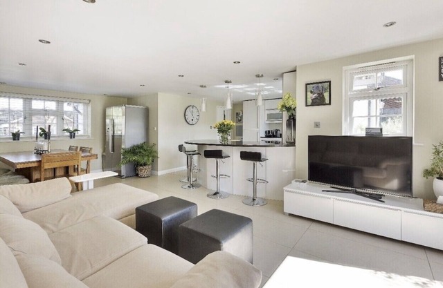 Stylish Remodelled Cottage Spacious 3 bedrooms sleeps 6, parking for 3 cars