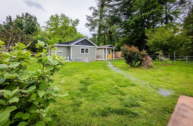 Stylish renovated cozy cottage studio in quiet neighborhood 10 minutes to Uptown