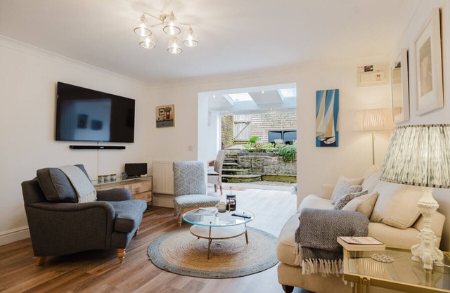 Stylish Retreat with Private Garden in Tetbury
