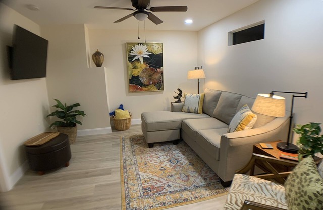 Stylish Sabal Palm Apt-Special Spring/Summer Rate! 1BR,1BA. Walk to Downtown!