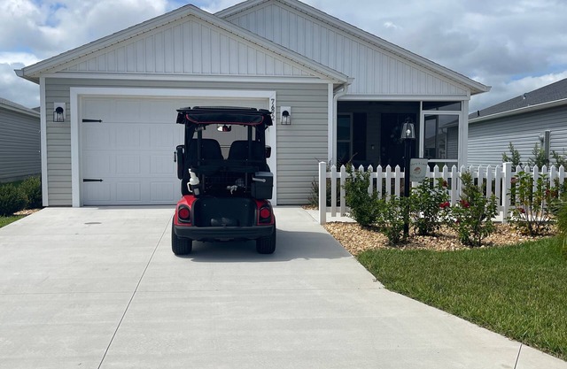 Stylish Shadybrook retreat with golf cart, bikes & Tesla charger!