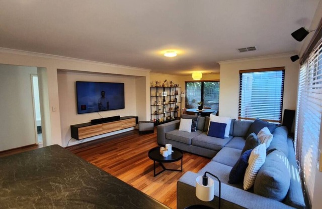 Stylish & Spacious 3 Bed 2 Bath Home in Doubleview. Perfect for Family & Groups!