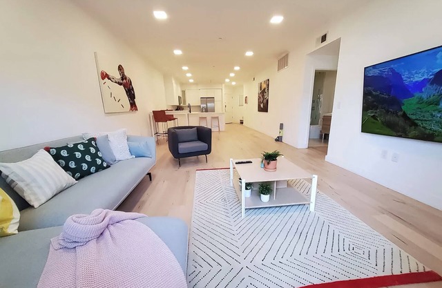 Stylish, Spacious, and Modern: 2 Bedroom Apartment in the Heart of Los Angeles