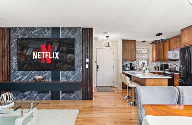 Stylish & Spacious Retreat - with a High tech Movie Theater near DT Minneapolis