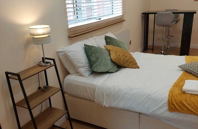 Stylish studio apartment. Close to all local amenities.