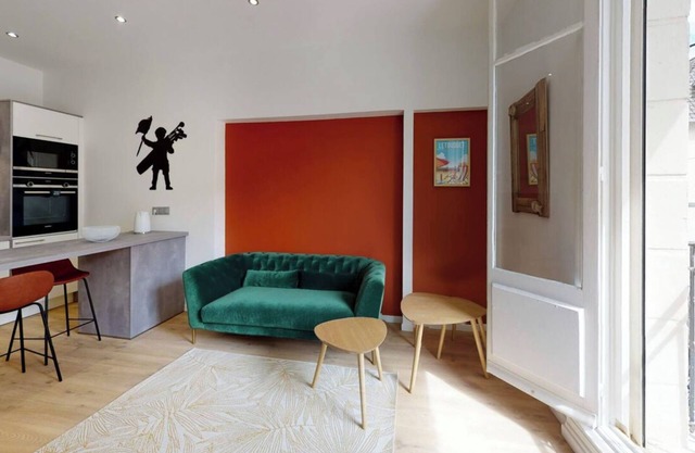 Stylish studio in great location, 2 mins walk to sea & all amenities.