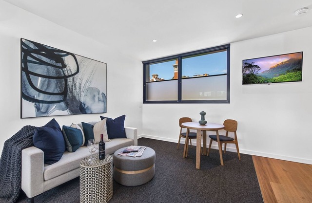 Stylish Studio with Great Amenities near Beachside