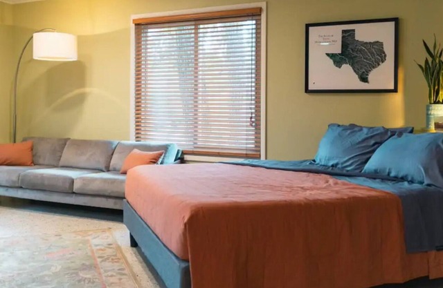 Stylish Studio with Campus View!nn